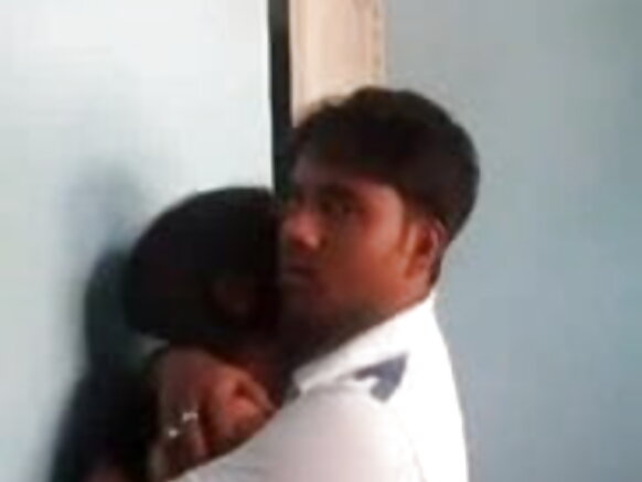 இந்திய பெண் ஆங்கிலத்தில் கவர்ச்சியான படத்தை அனுபவித்து வருகிறார் புதிய இந்தியன்