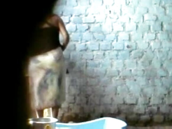 முட்டாள் பாய் திரைப்படம் போஜ்புரி கவர்ச்சியான பழைய சகோதரி -இன் -லா குளிக்கும் போது குளிக்க வேண்டும்