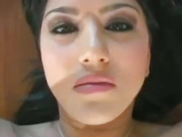 சன்னி சோன்டி கவர்ச்சியான படம்