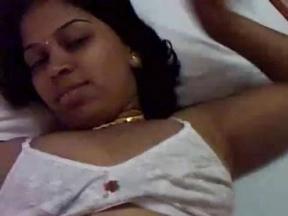 தென்னிந்தியாவில் அத்தை கேரளாவில் கேரள அத்தை நிர்வாண செயல்திறன்