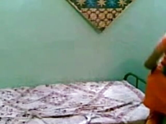 ஸ்மார்ட் சன்னி ப்ளூ பிக்சர் முழு எச்டி இந்தியன் பெண் தனது காதலனுடன் இறங்குகிறார்