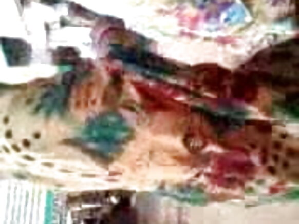 தமிழ் மார்வாரி அத்தை தனது மார்பகங்களை தமிழ் கவர்ச்சியான வீடியோ திரைப்படத்தில் ஆன்லைனில் காட்டுகிறார்