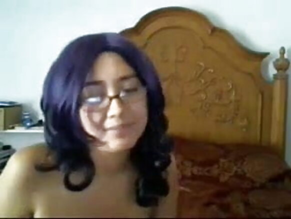 வெப்கேமில் கண்ணாடி அணிந்த அழகான பெண் - gutihotCamgirls