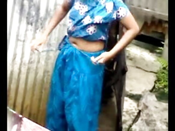 தேசி பெண் குளிக்கும் ஆங்கில புகைப்படக் காட்சி கவர்ச்சியான பெண் வெளியே