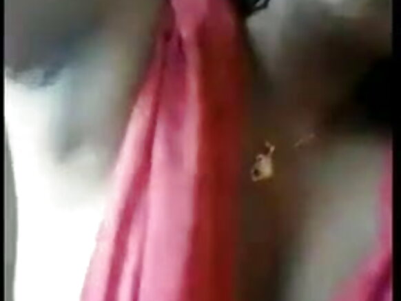 சுவதி நாயுடு முற்றிலும் நிர்வாணமாகவும், பெரிய முதுகில் ஒரு கவர்ச்சியான படம்