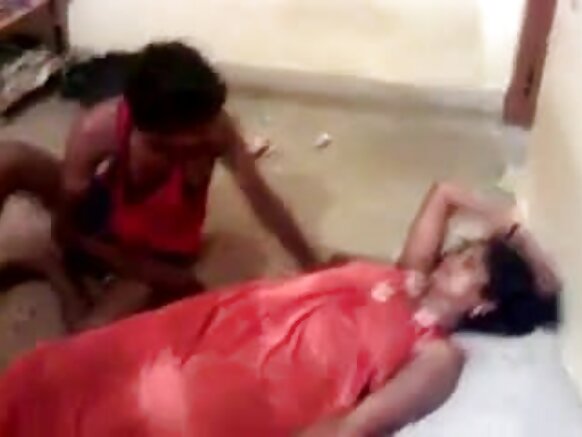 கன்னட நண்பர்கள் ஆங்கில நண்பர்களுக்கு முன்னால் உடலுறவு கொள்கிறார்கள் கவர்ச்சியான திரைப்பட எச்டி