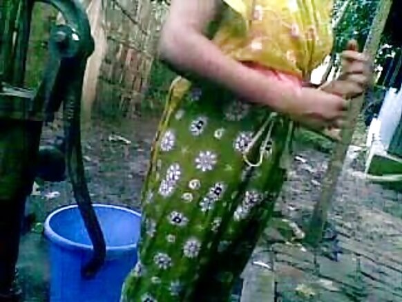 பங்களா தேசி பெஷரம் உறவினர் சகோதரி நுபூர் மக்கள் குளிக்கும் தேசி பங்களா வெளிப்புற இந்தி கவர்ச்சியான படம்