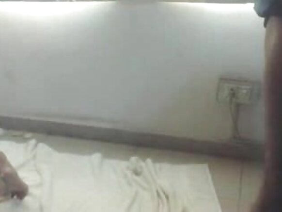 பாபி போஜ்புரி கவர்ச்சியான திரைப்படம் போஜ்புரி தனது பாலியல் சகோதரியைக் காப்பாற்றுகிறார் -முதலாளியுடன் உடலுறவு கொள்வது