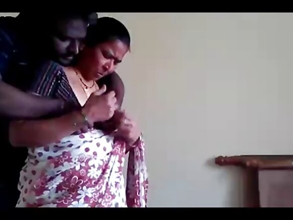 பழைய பெண் ஆங்கில படம் இளம் இளைஞர்களால் கவர்ச்சியாக இருக்கிறது