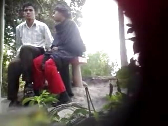 கவர்ச்சியான வீடியோவில் ஒரு இந்திய பூங்காவில் ஊழல் நிகழ்ச்சி