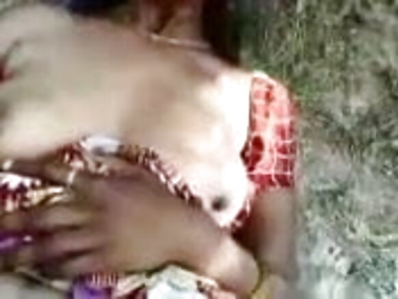 இந்திய அத்தை தனது வாடிக்கையாளருக்கு தனியா கொடுக்கிறார்