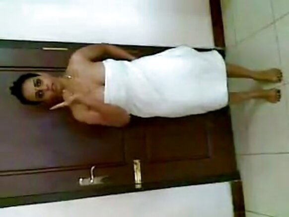 கவர்ச்சியான படம் நிகழ்த்தும் இந்திய பெண்
