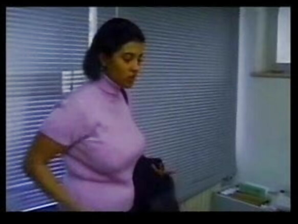 ஆங்கிலத்தில் சிக்கிய அலுவலகத்தில் செக்ஸ் முதலாளியால் சிக்கிய கவர்ச்சியான படம்